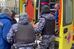 Московские росгвардейцы оказали помощь медикам при госпитализации буйного пациента